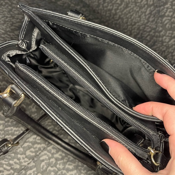 Guess Quilted black purse with gold hardware lightly used - Picture 5 of 5